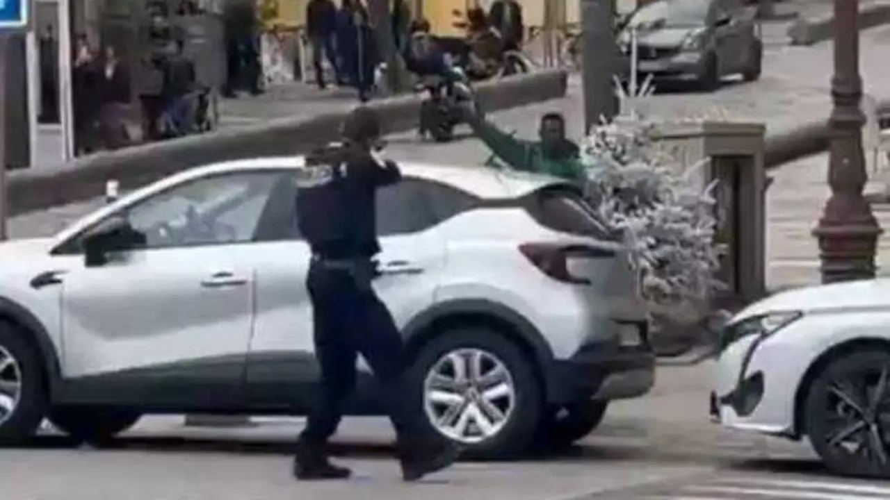 VIDEO. Abaten a tiros a un joven armado con un cuchillo que amenazaba a vecinos