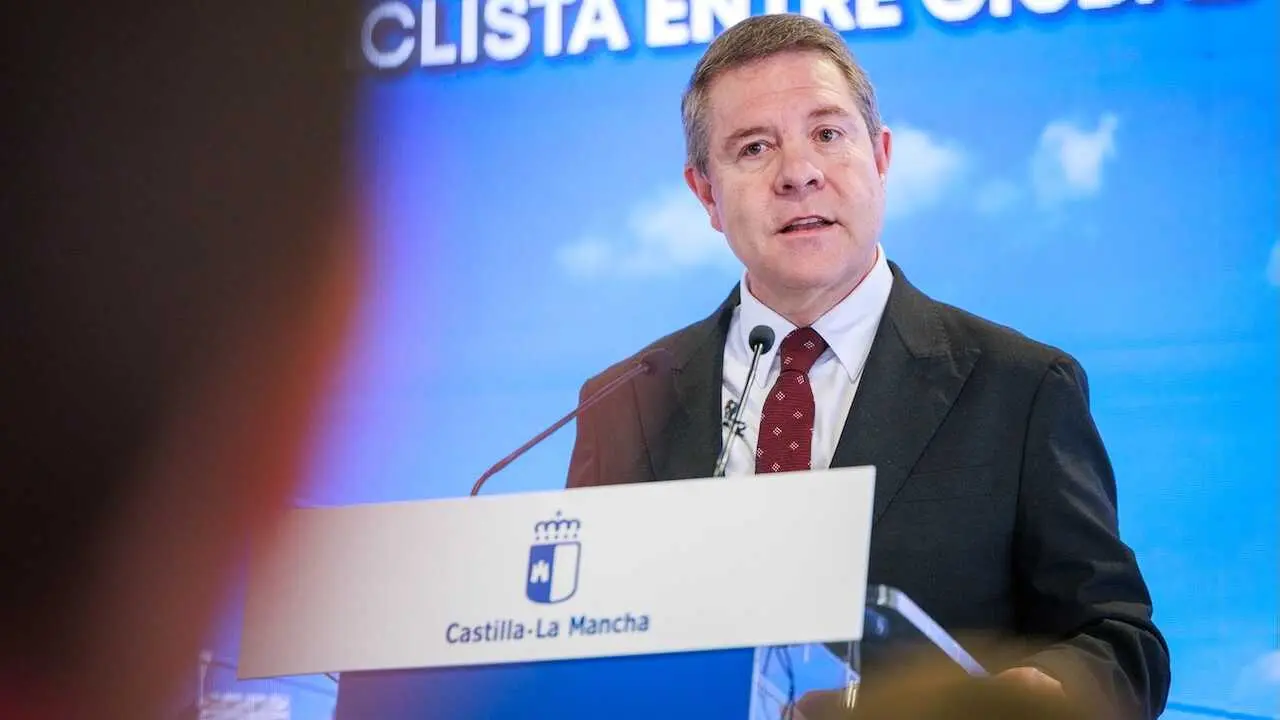 El presidente de Castilla-La Mancha, Emiliano Garc&iacute;a-Page, inaugura, en Miguelturra (Ciudad Real), la conexi&oacute;n peatonal y ciclista que une esta localidad con la capital ciudadreale&ntilde;a