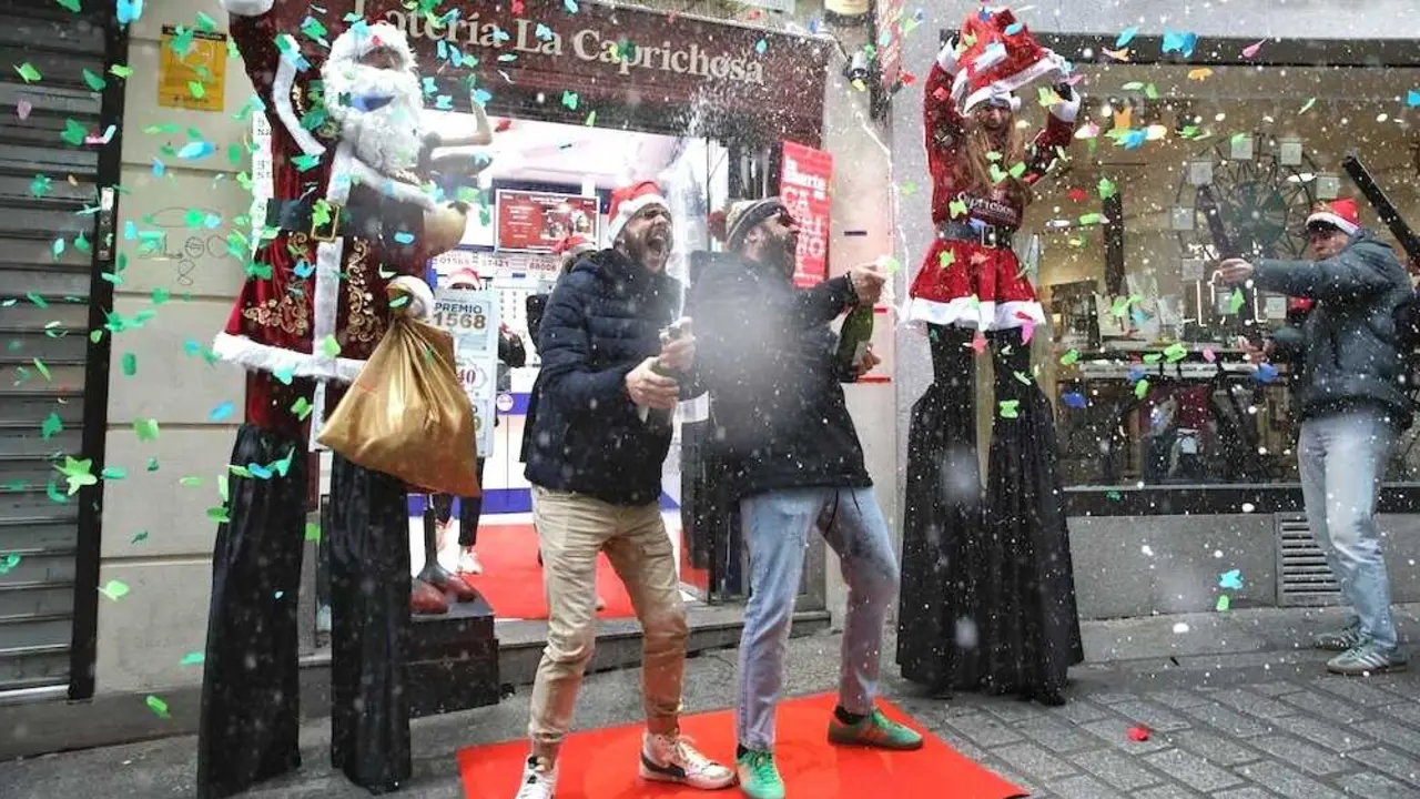 Responsables de La Caprichosa en Toledo celebran emocionados el 4&ordm; premio de la Loter&iacute;a de Navidad con su tradicional grito: "&iexcl;Vamos!" - EP/Juanma Jim&eacute;nez