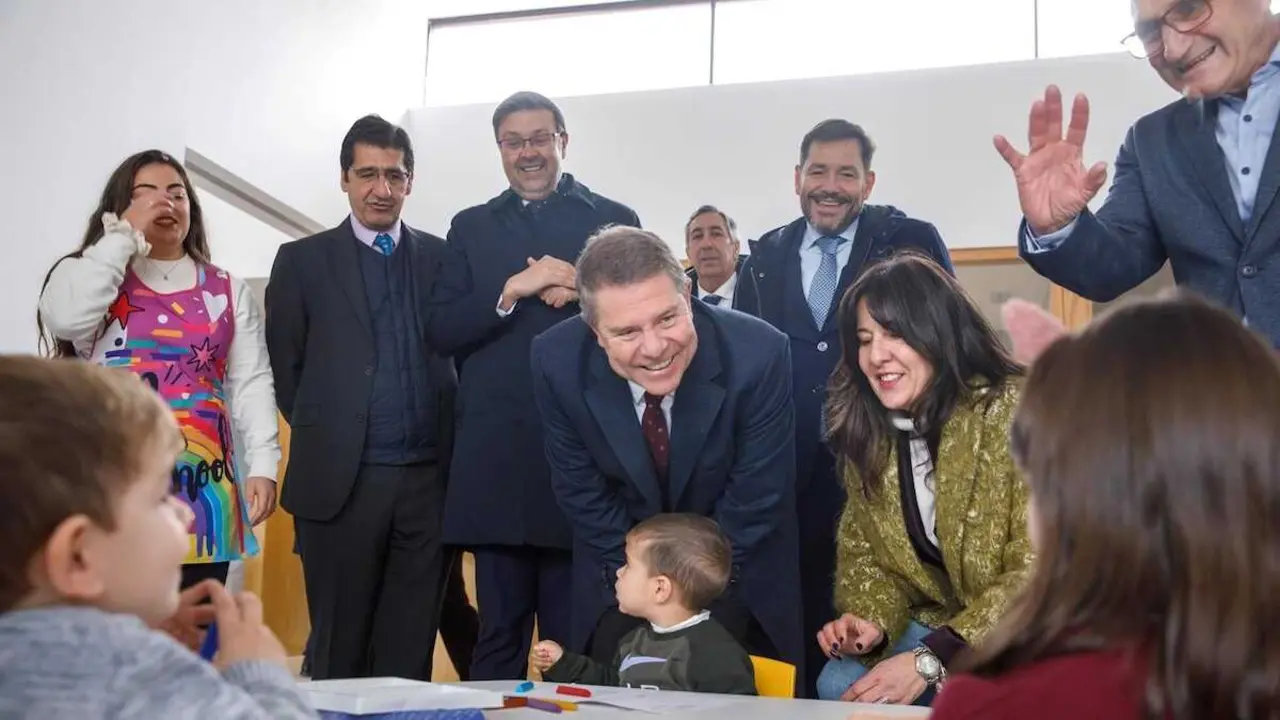 El presidente de Castilla-La Mancha, Emiliano Garc&iacute;a-Page, inaugura, en Corral de Calatrava (Ciudad Real), la Escuela Infantil &acute;La Pepa&acute;