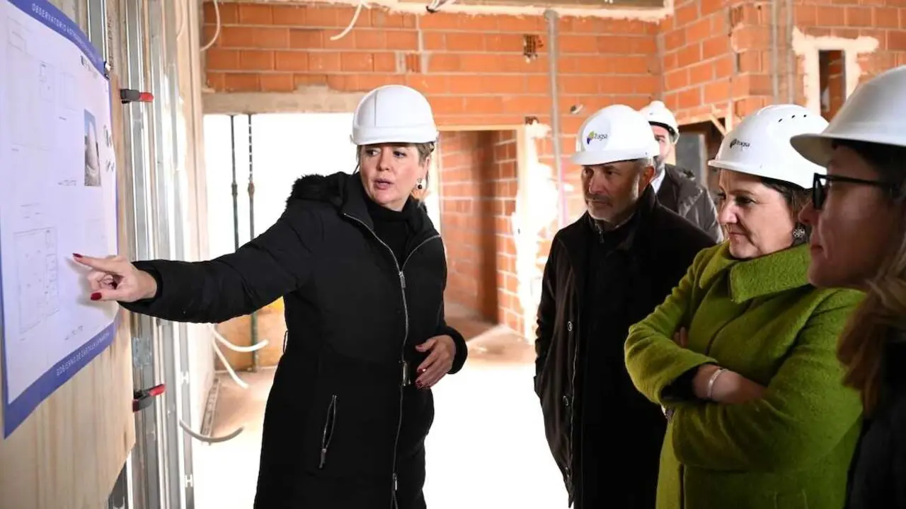 La consejera de Econom&iacute;a, Empresas y Empleo, Patricia Franco, ha visitado, junto al alcalde de Piedrabuena (Ciudad Real), Jos&eacute; Luis Cabezas, las obras del Observatorio Astron&oacute;mico de la localidad