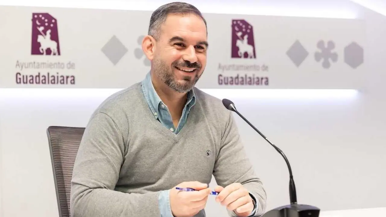El concejal de Infraestructuras del Ayuntamiento de Guadalajara, Santiago L&oacute;pez Pomeda, durante la rueda de prensa que ha ofrecido