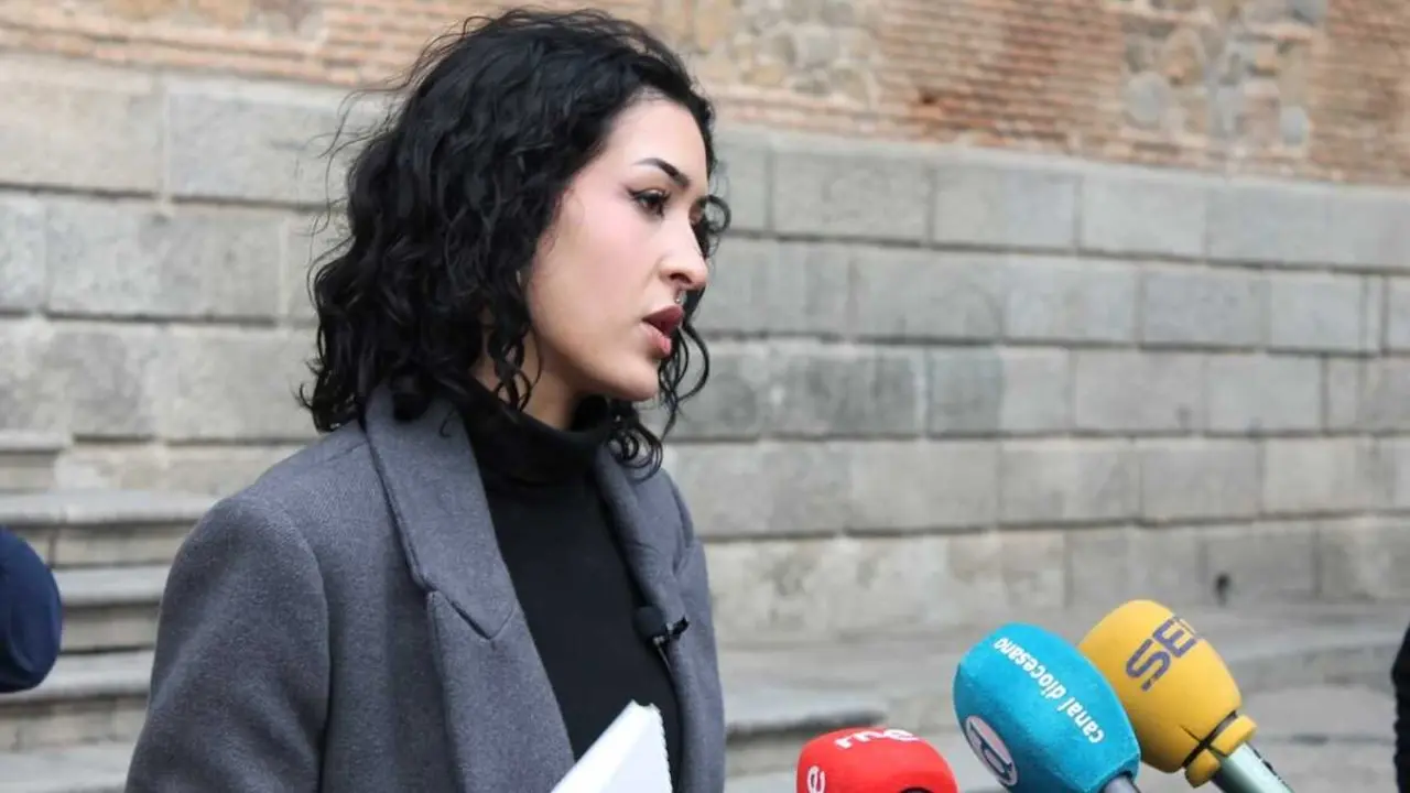La coordinadora de Podemos Castilla-La Mancha, Irene Arcal&aacute;, en una imagen de archivo atendiendo a medios de comunicaci&oacute;n