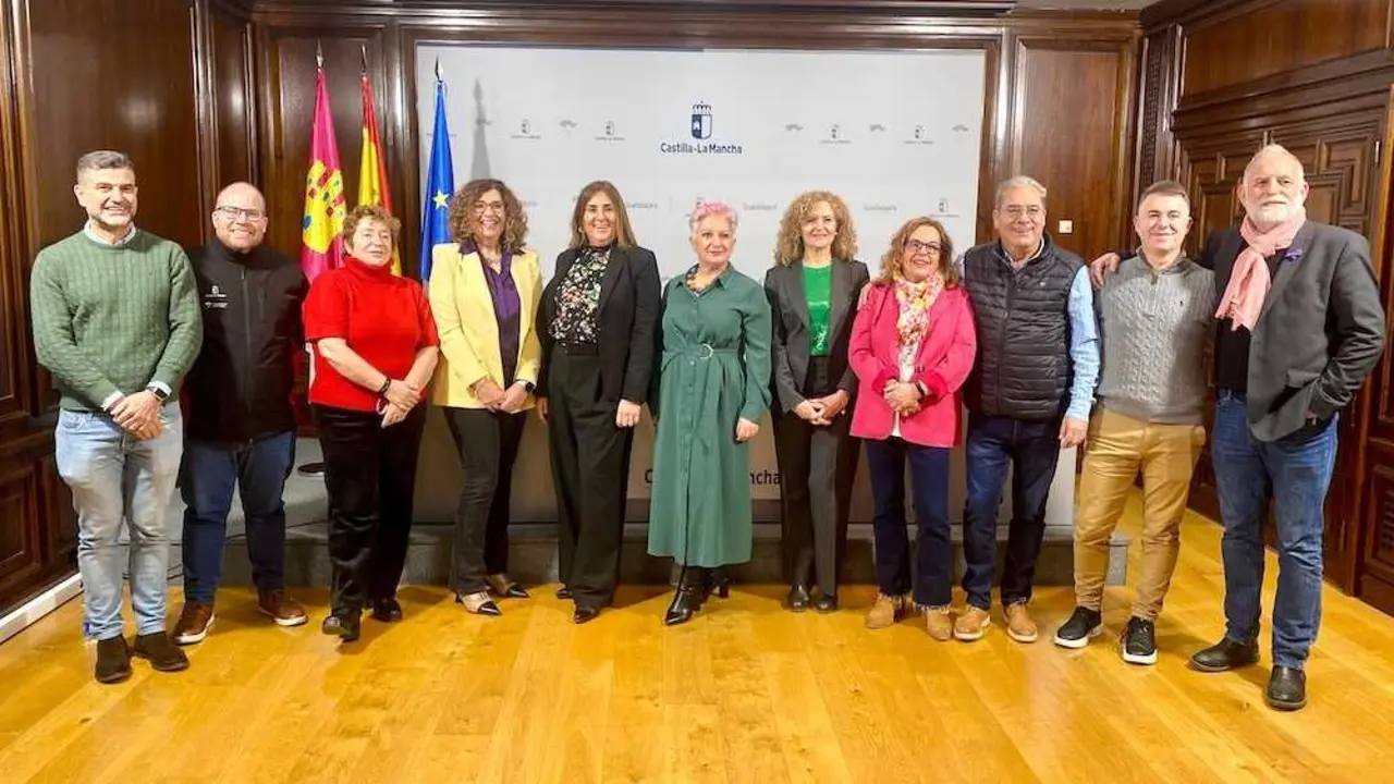 La delegada de la Junta en Guadalajara, Rosa Mar&iacute;a Garc&iacute;a, junto a los delegados provinciales durante la rueda de prensa que ha ofrecido