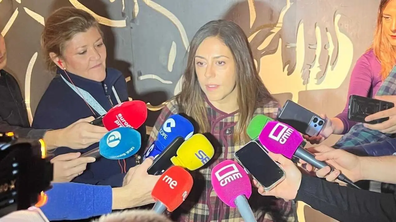 La portavoz del PSOE en el Ayuntamiento de Toledo, Noelia de la Cruz, atendiendo a los medios este martes durante el balance de actividad que ha realizado