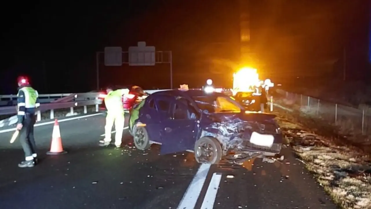 Una mujer herida en una colisi&oacute;n m&uacute;ltiple de tres turismos en la A-5 en Calera y Chozas (Toledo)