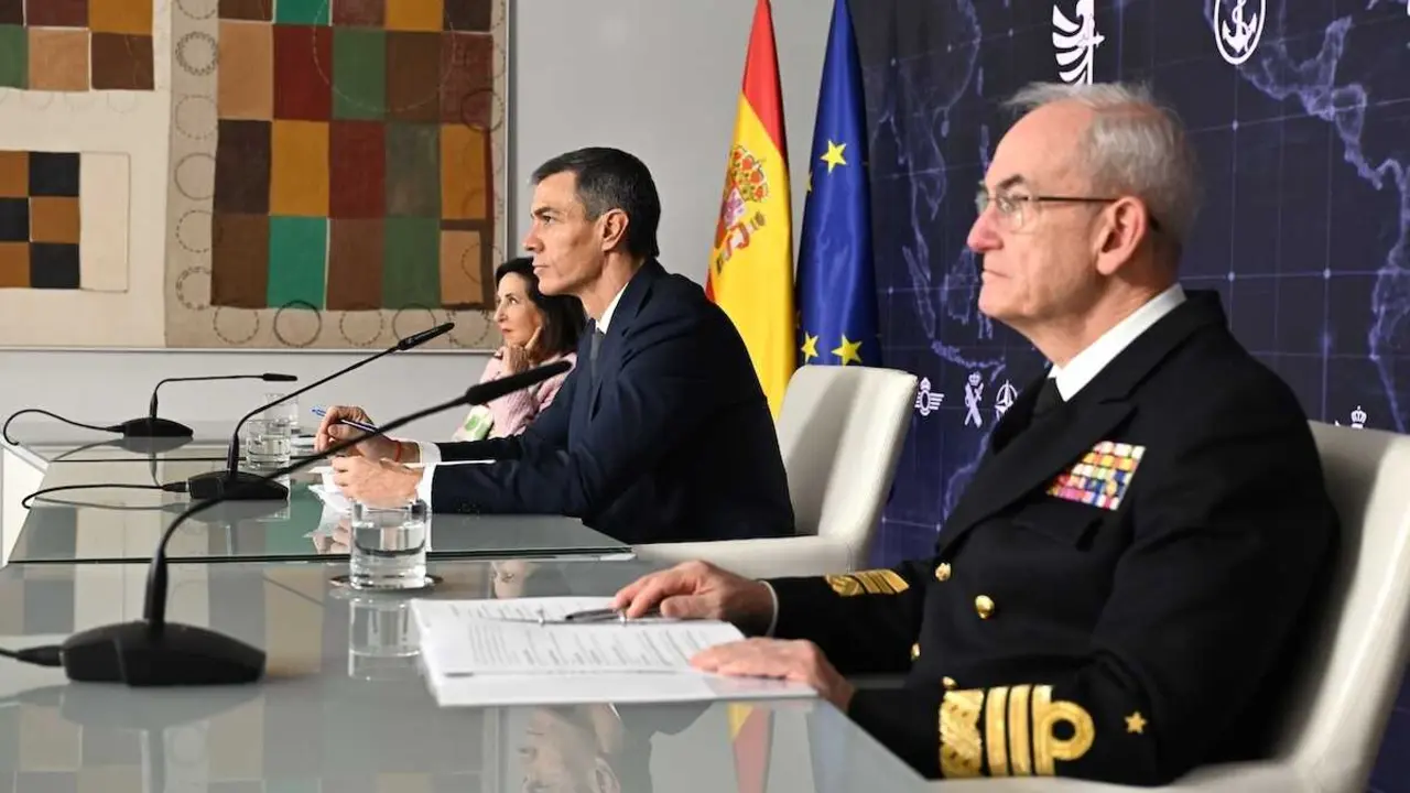 S&aacute;nchez reconoce a los militares en el exterior su labor por la paz en Navidad