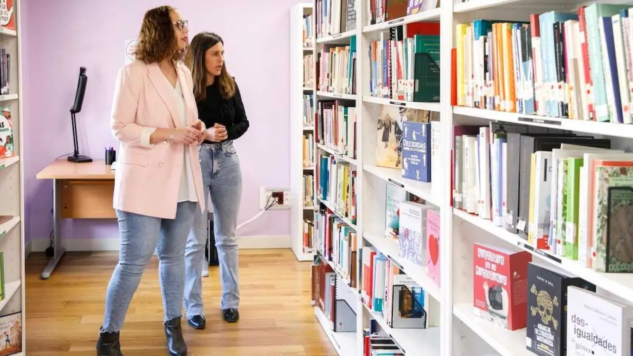 En la imagen de archivo la consejera de Igualdad de Castilla-La Mancha, Sara Sim&oacute;n, visita la Biblioteca y Centro de Documentaci&oacute;n &lsquo;Luisa Sigea&rsquo;