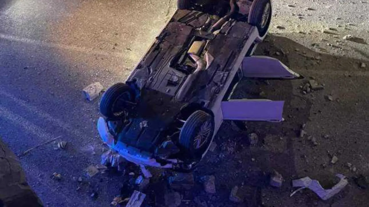 Un conductor drogado arrolla a un chico y acaba cayendo con el coche por un puente, accidente de tr&aacute;fico, salida de v&iacute;a, salirse de la v&iacute;a y volcar, volcado