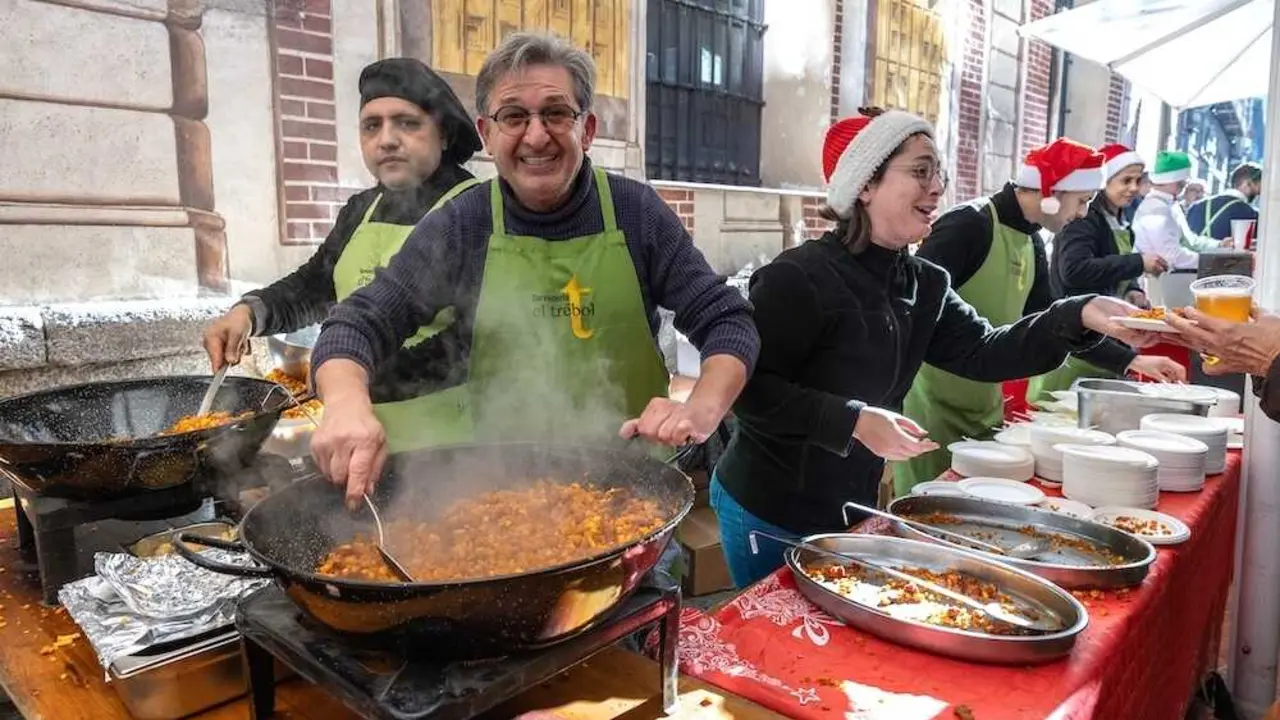 Vecinos y hosteleros de Toledo no han faltado, este mi&eacute;rcoles, a la tradicional cita con las migas en la tarde de Nochebuena, que han llenado las calles de la capital castellanomanchega - EFE/&Aacute;ngeles Visd&oacute;mine