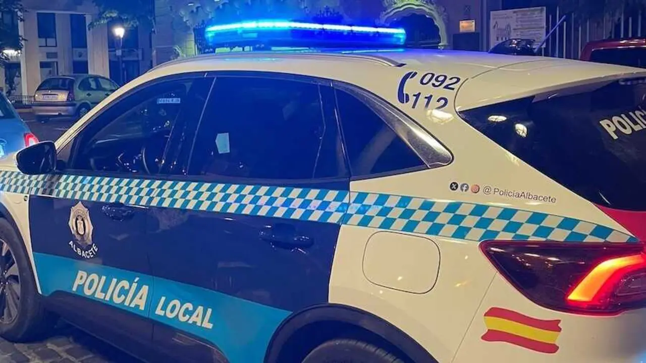 En la imagen un coche patrulla de la Polic&iacute;a Local de Albacete