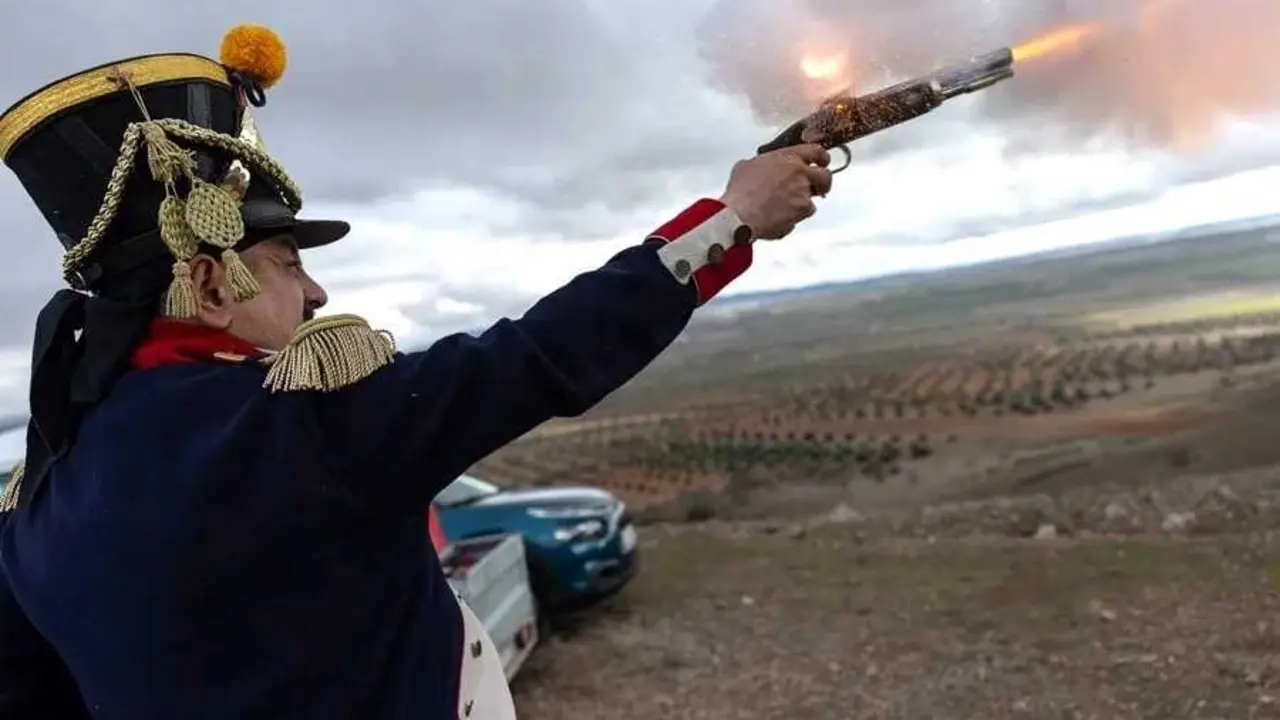 Recreaci&oacute;n de la batalla de Almonacid de la guerra de independencia en la que se usan r&eacute;plicas de armas hist&oacute;ricas con p&oacute;lvora real - EFE/Ismael Herrero