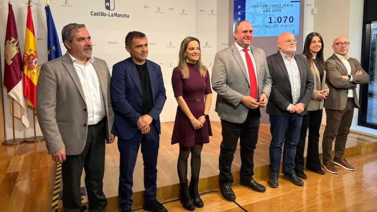 El consejero de Agricultura, Ganader&iacute;a y Desarrollo Rural de Castilla-la Mancha, Juli&aacute;n Mart&iacute;nez Liz&aacute;n, durante la rueda de prensa que ha ofrecido en Albacete para hacer balance de gesti&oacute;n de este a&ntilde;o