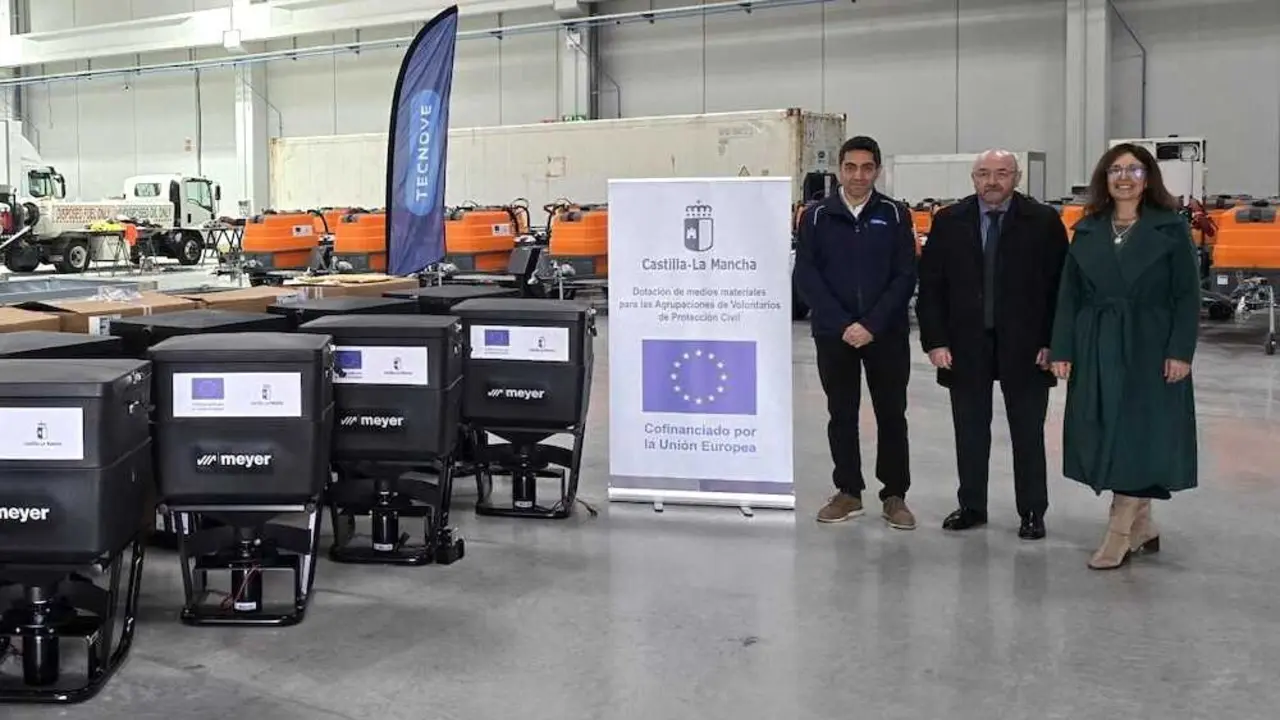 La Junta entrega extendedoras de sal a once agrupaciones de Protecci&oacute;n Civil