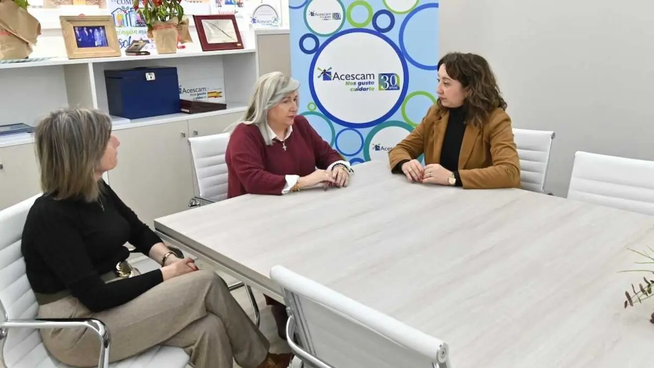 La directora general de Empleo, Elena Garc&iacute;a Zalve, ha mantenido un encuentro con la secretaria general de Acescam, Mar&iacute;a &Aacute;ngeles S&aacute;nchez, y con la responsable del &aacute;rea organizacional de la entidad, Diony S&aacute;nchez