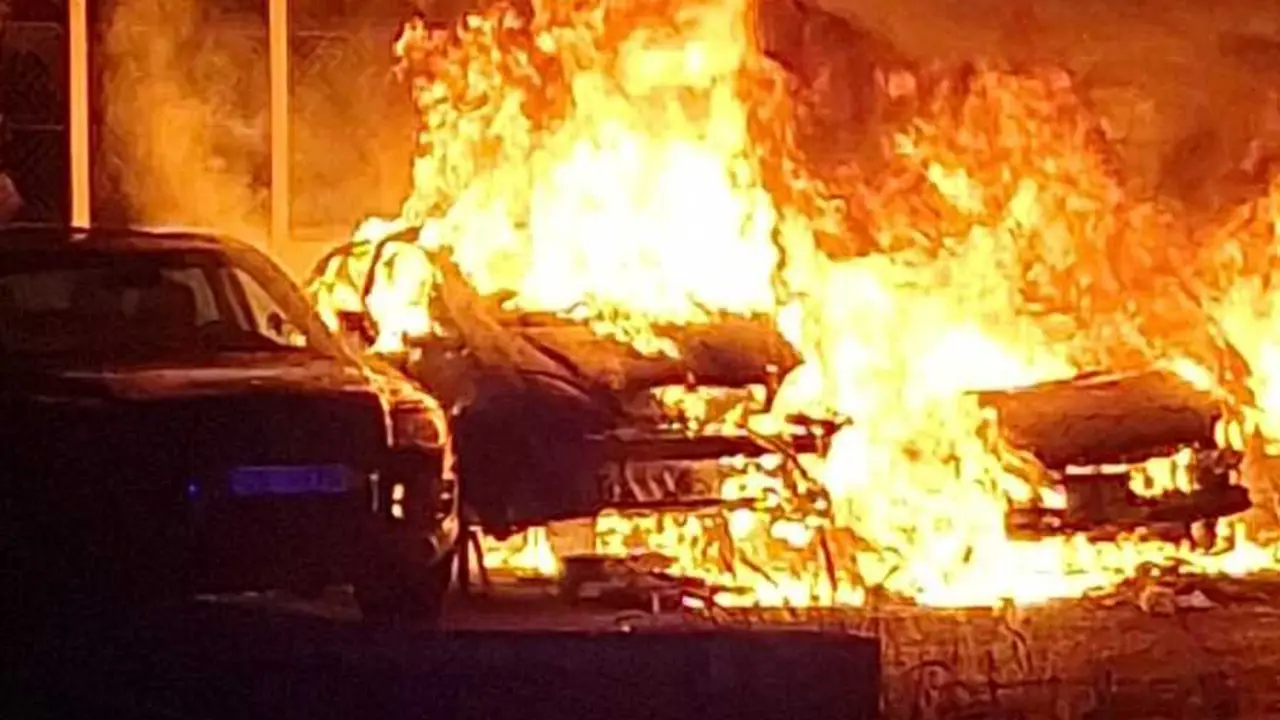 En la imagen de archivo varios veh&iacute;culos ardiendo, incendiados