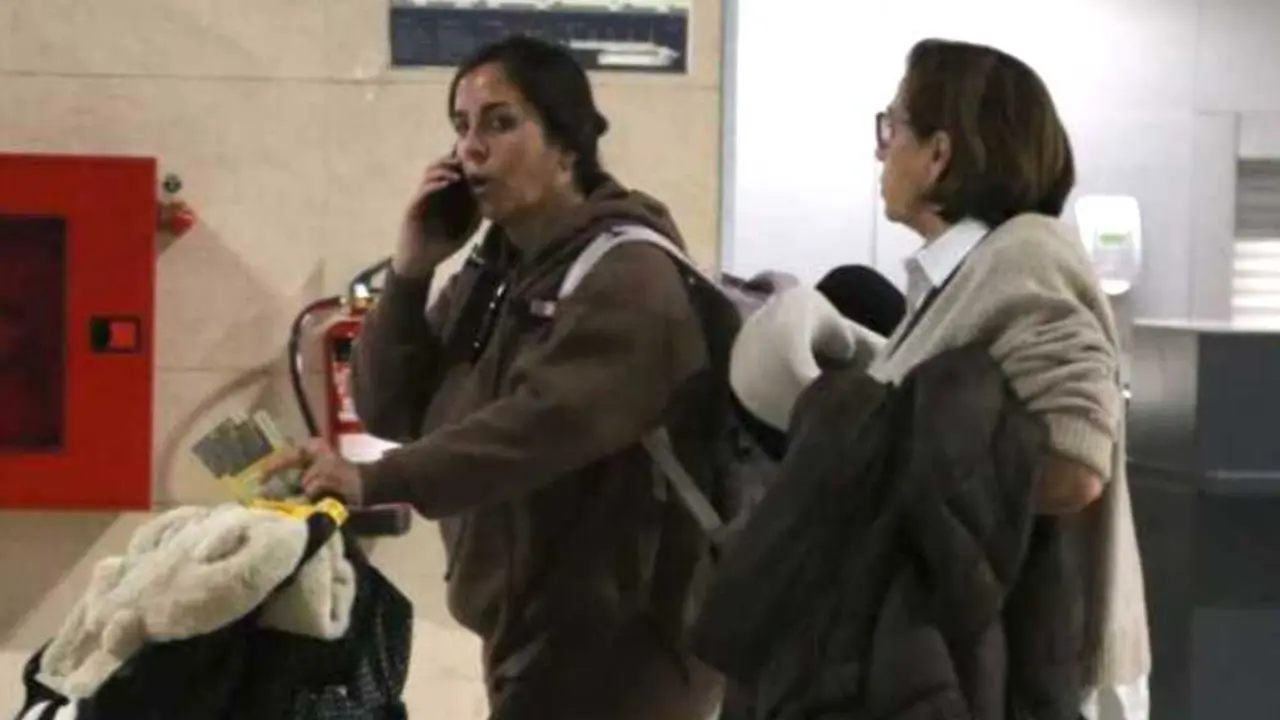 En la imagen Anabel Pantoja junto a su madre Merchi y su hija en el aeropuerto