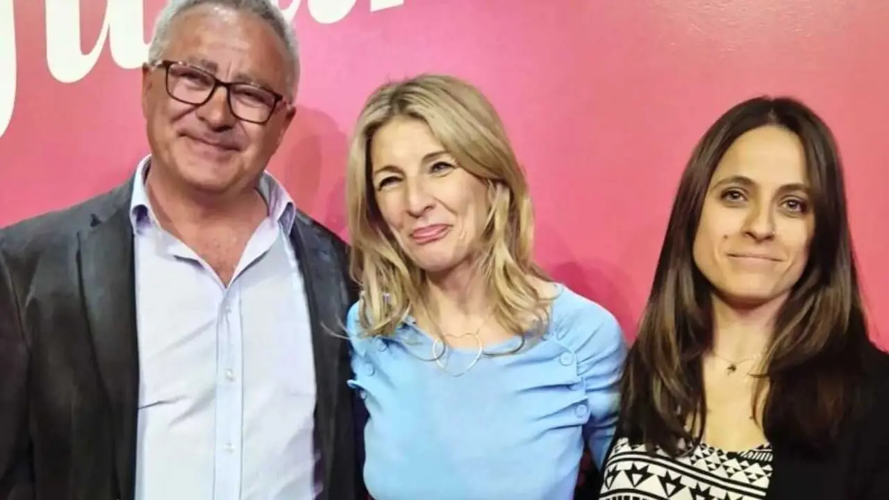 En la imagen de archivo Yolanda D&iacute;az junto a los coordinadores regionales de Sumar en Castilla-La Mancha, Mar&iacute;a Ca&ntilde;adillas y Jes&uacute;s Plaza