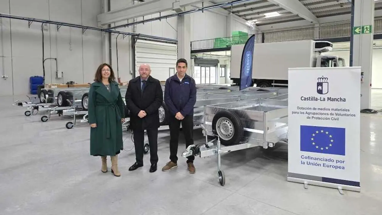 La Junta entrega remolques de carga a 18 agrupaciones de Protecci&oacute;n Civil
