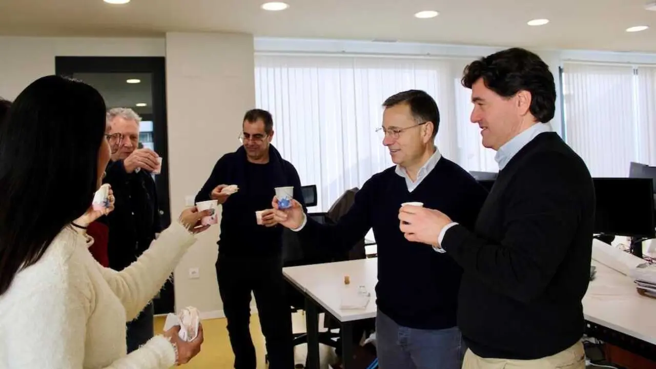 El alcalde de Albacete, Manuel Serrano, durante la visita que ha realizado al personal del servicio municipal de transporte urbano
