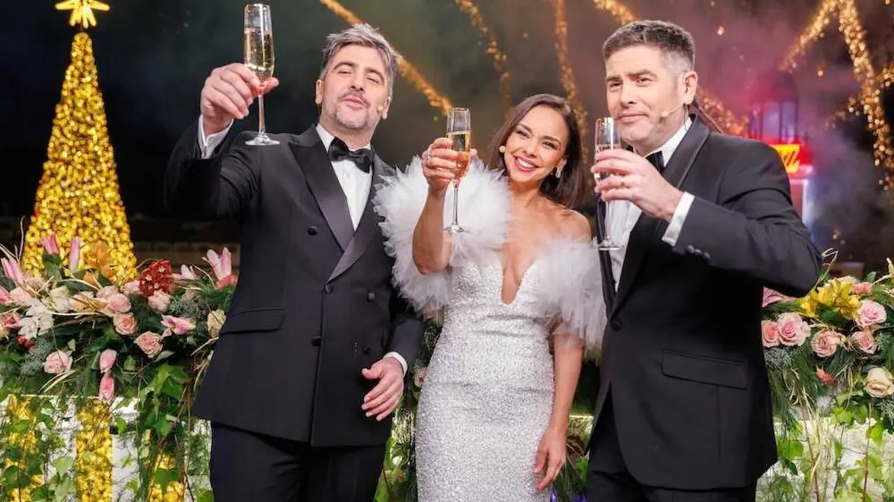 En la imagen Chenoa vestida por el dise&ntilde;ador Alejandro de Miguel junto a los hermanos Estopa, vestidos por F&eacute;lix Ramiro, durante las Campanadas de 2026 en La 1