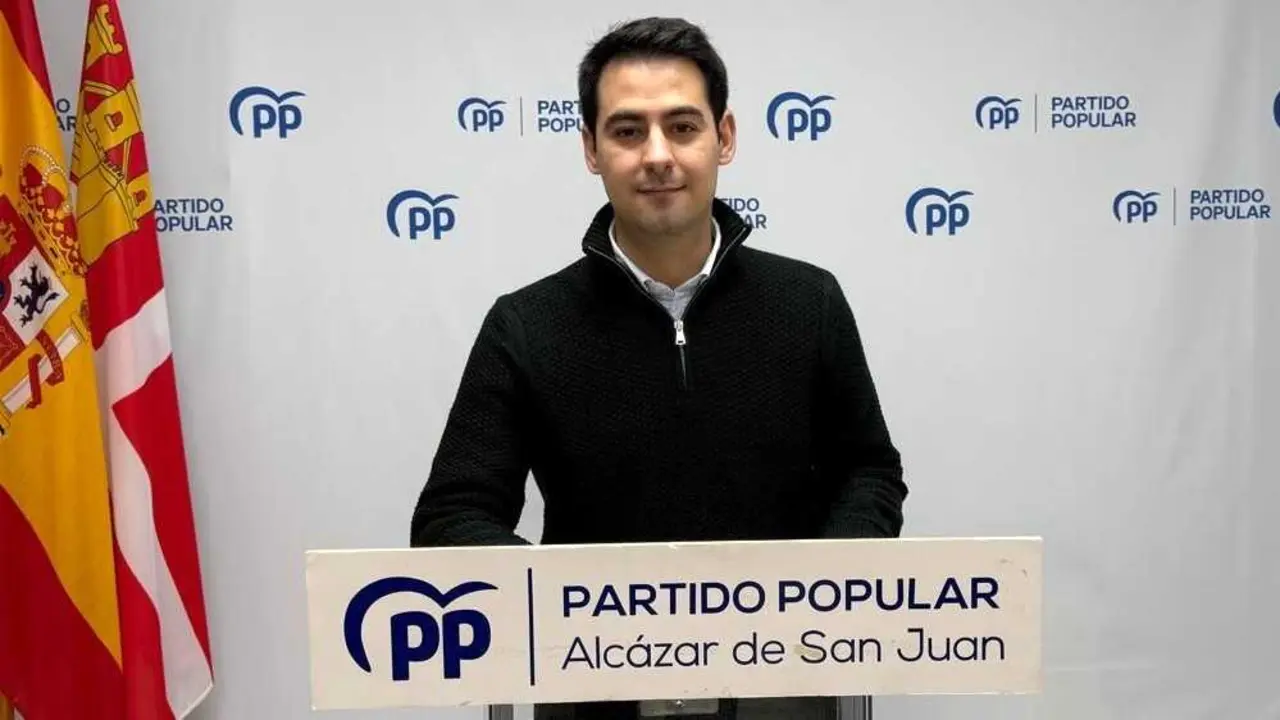 El presidente de Nuevas Generaciones del PP de Castilla-La Mancha, Jos&eacute; Luis Montalvo, durante la rueda de prensa que ha ofrecido en Alc&aacute;zar de San Juan (Ciudad Real)
