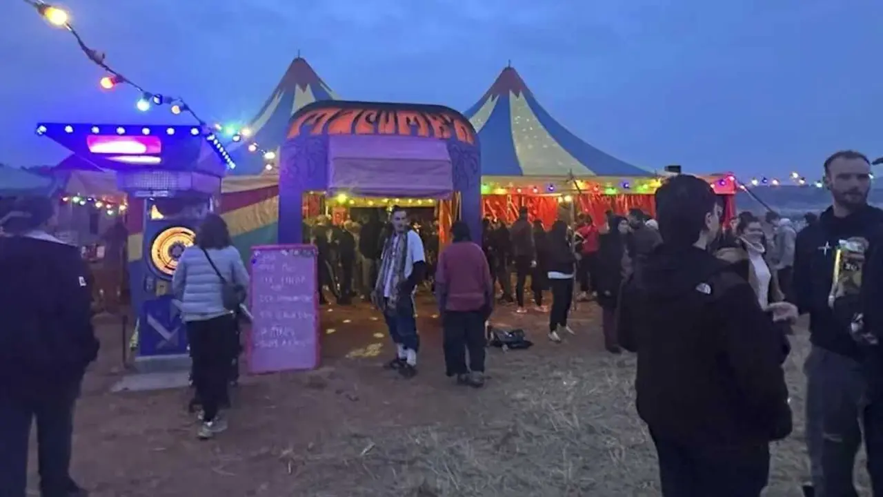 Vista de la rave ilegal en el pantano del Cenajo, en la provincia de Albacete - EFE/Miguel And&uacute;jar