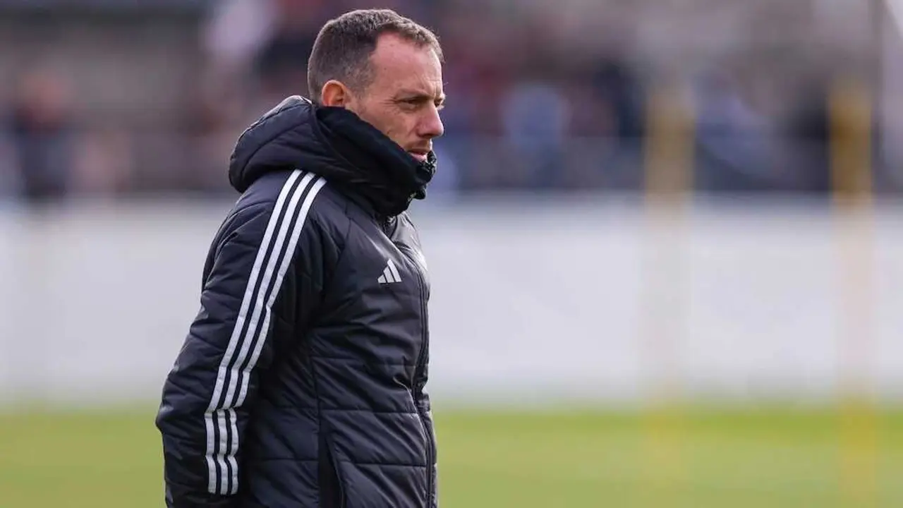 El entrenador del Albacete Balompi&eacute;, Alberto Gonz&aacute;lez, durante el entrenamiento