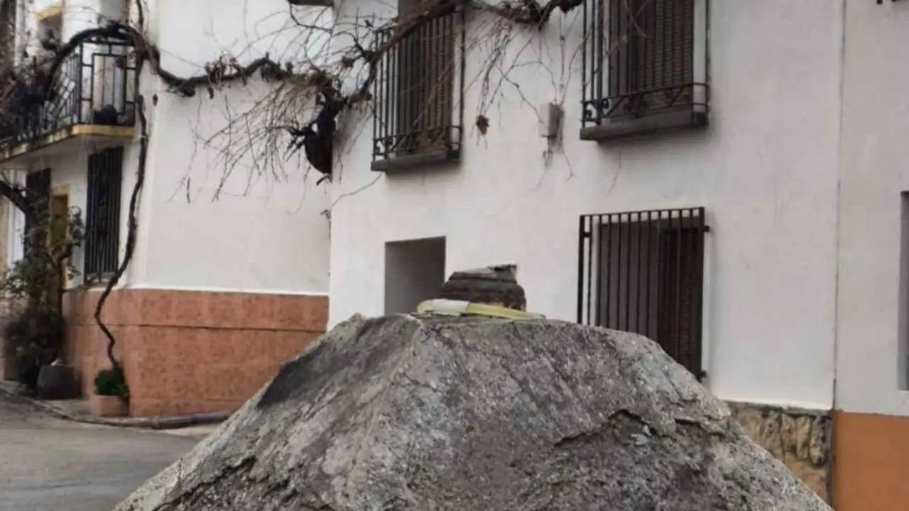 Indignaci&oacute;n vecinal en Collados (Cuenca) tras el robo nocturno de la pi&ntilde;a bicentenaria