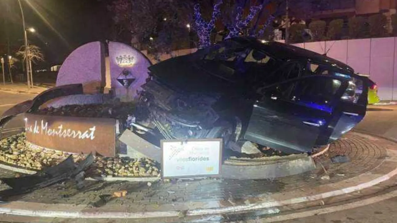 VIDEO. Cuatro menores se estrellan contra una rotonda tras una peligrosa persecuci&oacute;n