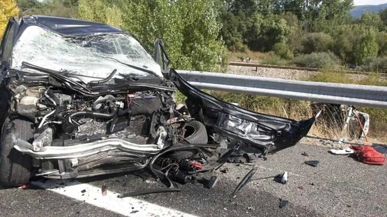 Imagen de archivo de un accidente de tr&aacute;fico con un turismo implicado tras colisionar contra un quitamiedos