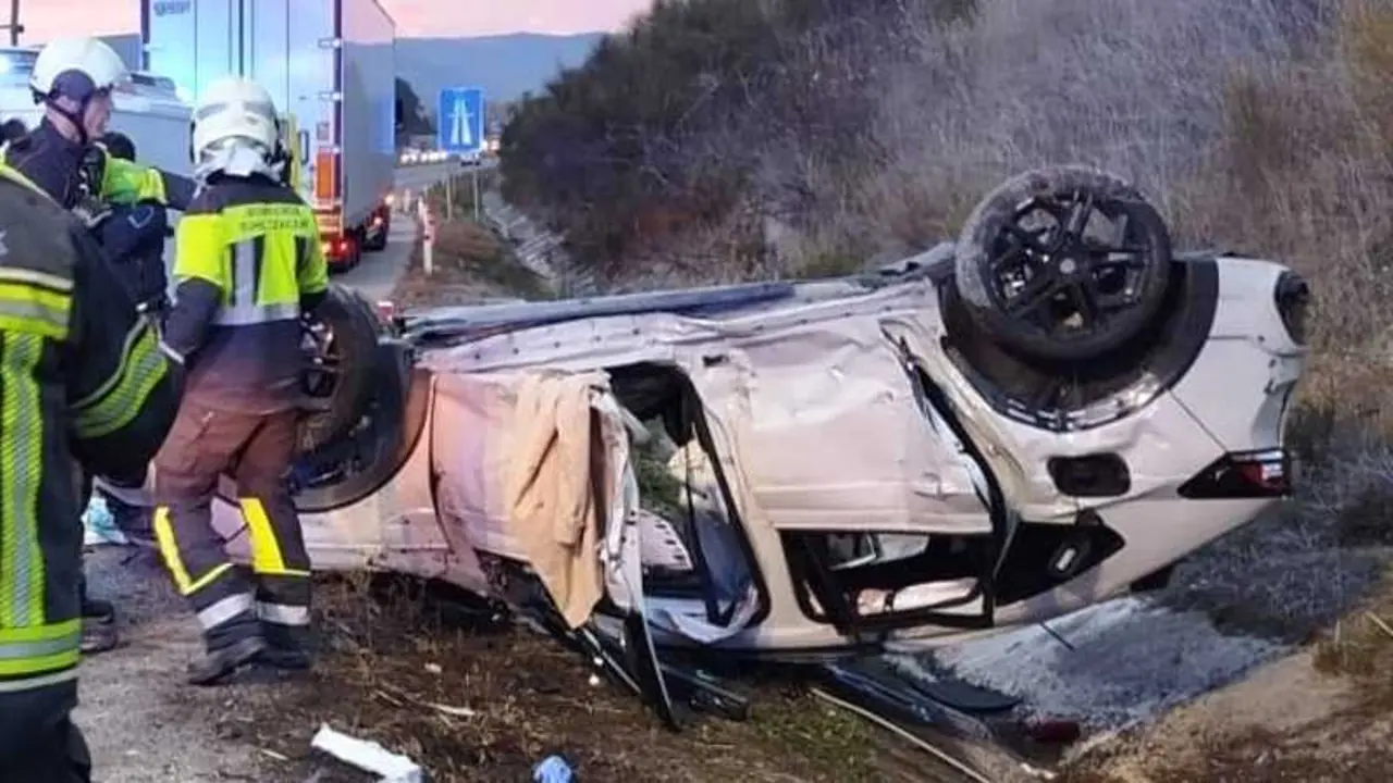 accidente de tr&aacute;fico, choque, colisi&oacute;n, salida de v&iacute;a, salirse de la v&iacute;a y volcar, veh&iacute;culo volcado,
