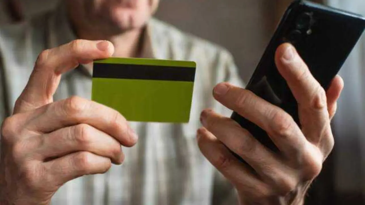 La estafa del seguro que enga&ntilde;a a miles de personas: si te llega este SMS no caigas