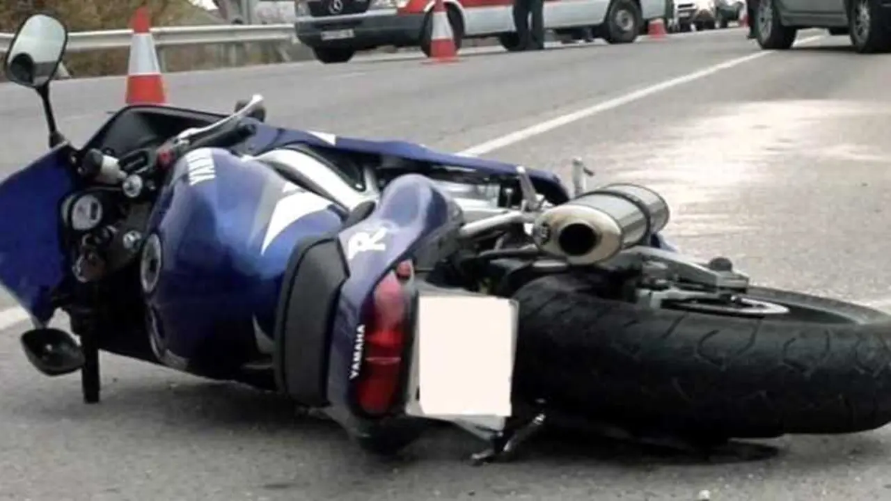 Muere la pasajera de una moto tras salirse de la carretera y chocar con una valla, motocicleta, accidente de tr&aacute;fico, motorista