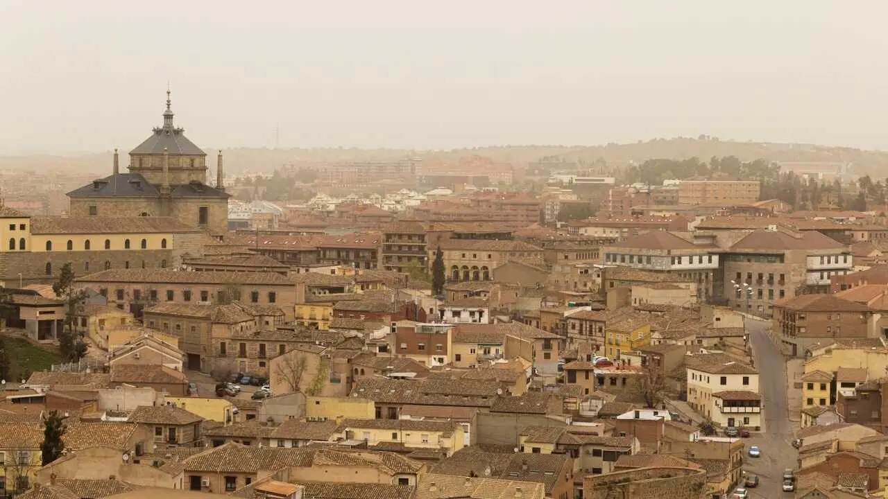 Vista del cielo de Toledo que ha amanecido este martes cubierto por las part&iacute;culas del polvo sahariano (calima) - EFE/&Aacute;ngeles Visd&oacute;mine, calidad del aire, contaminaci&oacute;n,