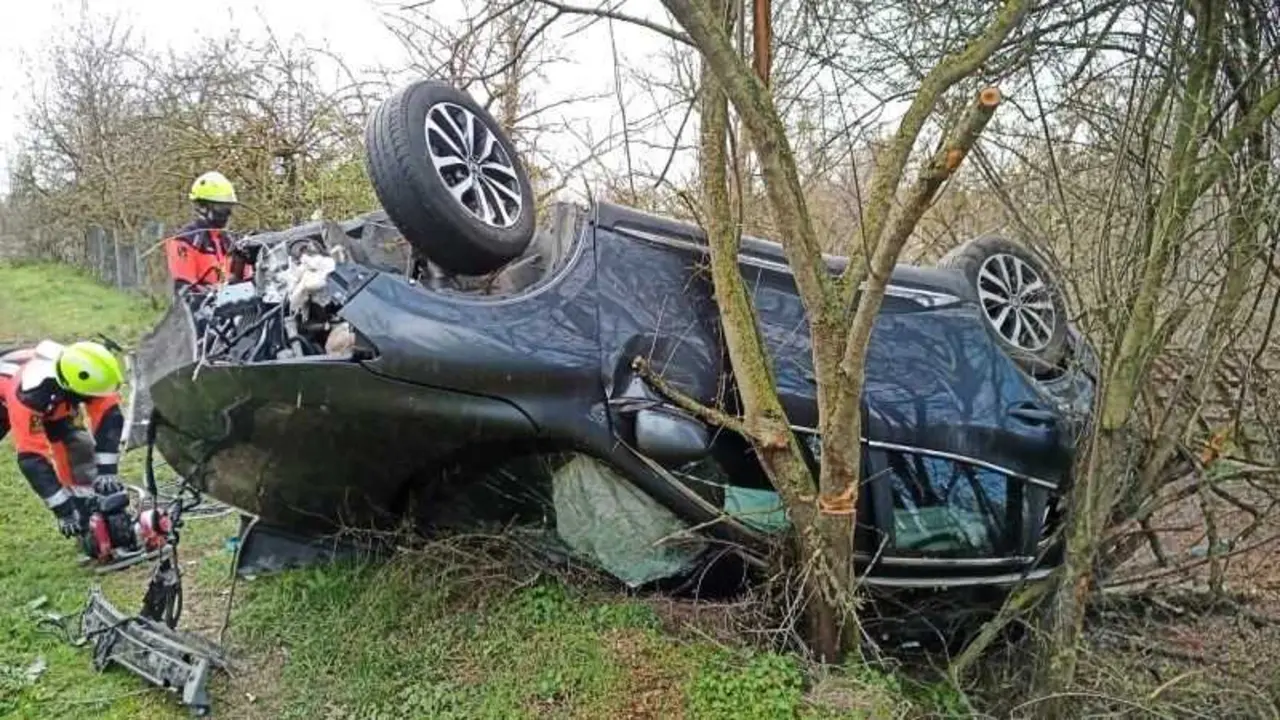 Muere un hombre tras salirse su coche de la carretera y chocar contra un &aacute;rbol, accidente de tr&aacute;fico, volcado, volcar, choque, colisi&oacute;n, salida de v&iacute;a, atrapado