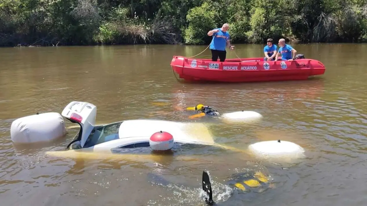Voluntarios del Geras de Protecci&oacute;n Civil Ciudad Real, sacando un coche hundido en el r&iacute;o Bullaque - Fotograf&iacute;a: Protecci&oacute;n Civil, rescate, geas
