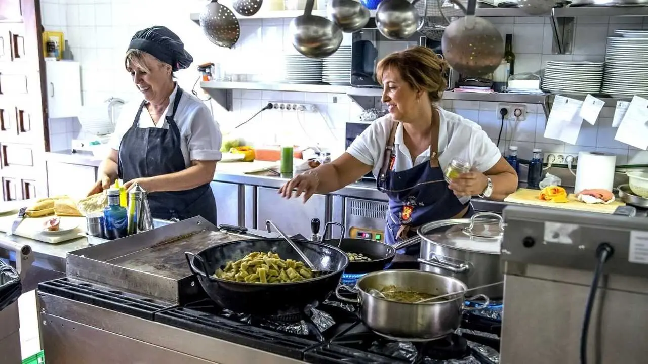 El paro sube en 300 personas en Castilla-La Mancha, que tambi&eacute;n suma 13.400 ocupados m&aacute;s. En la imagen, Maripaz (i) y Yolanda trabajan en la cocina de un restaurante de Toledo - EFE/Ismael Herrero, cocina, trabajadoras, cocineras, empleo,&nbsp;