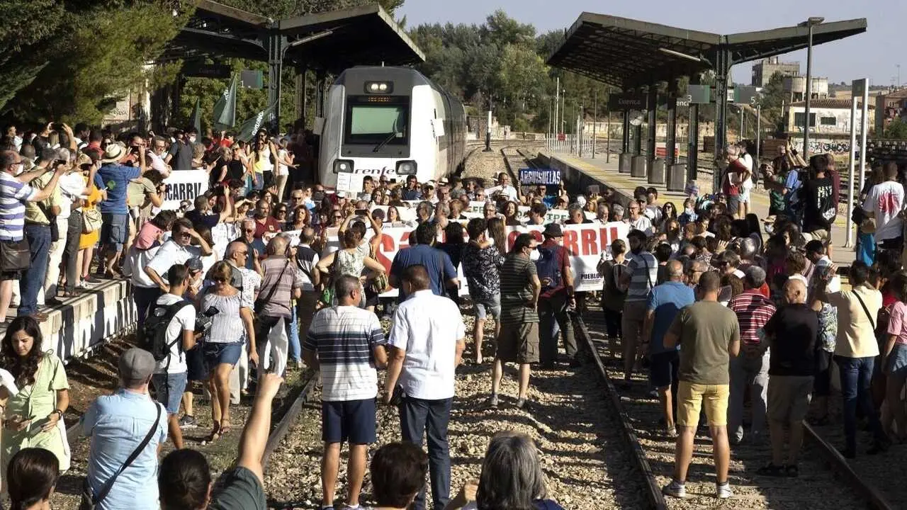 Concentraci&oacute;n contra el cierre de la l&iacute;nea de ferrocarril convencional Aranjuez-Cuenca, que convoc&oacute; esta semana la Plataforma en Defensa del Ferrocarril P&uacute;blico y Social de Cuenca - EFE/ Jos&eacute; Del Olmo