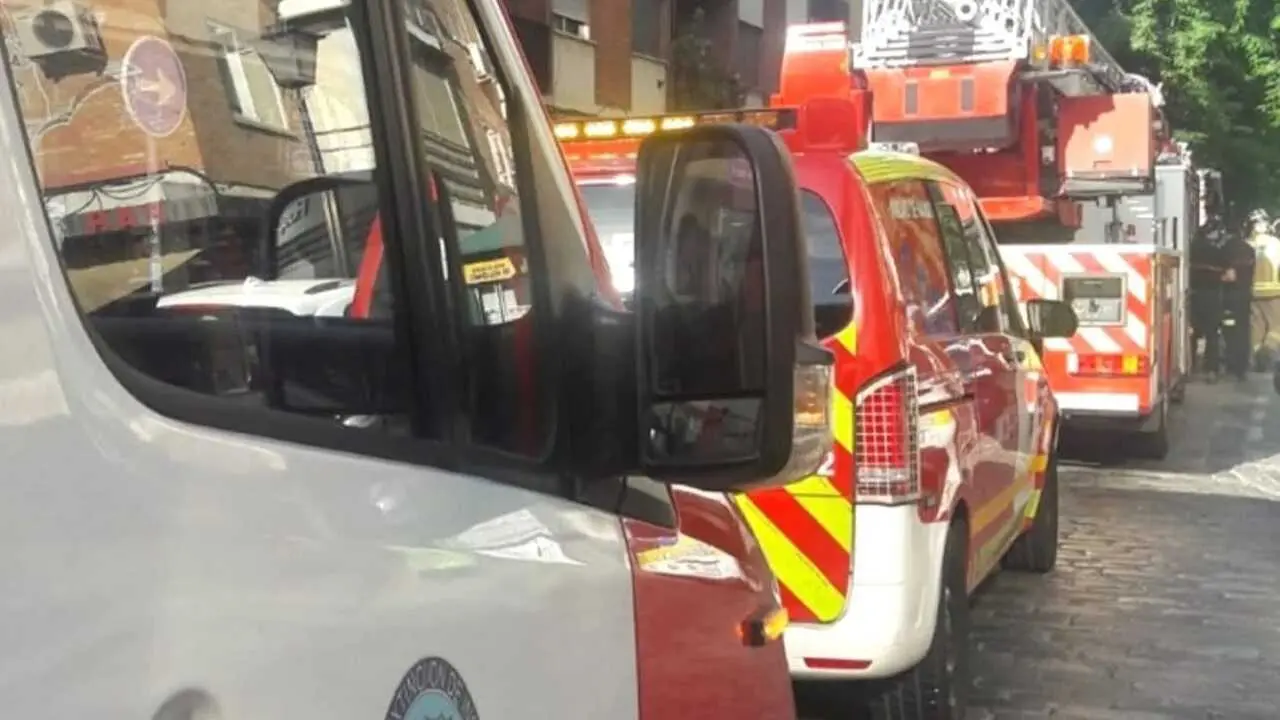 Hallan el cad&aacute;ver de un var&oacute;n dentro de un coche ardiendo debajo de un puente, bomberos, incendio, fuego,&nbsp;