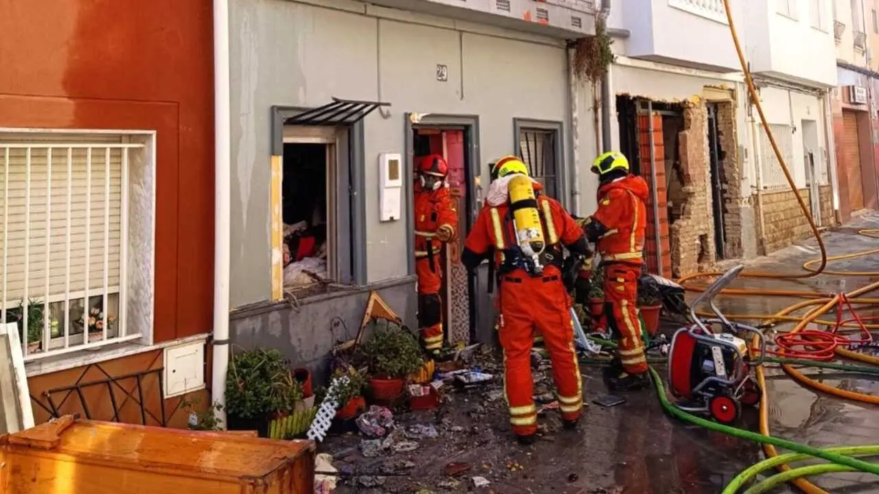Muere una mujer atrapada entre las llamas del incendio originado en su vivienda, bomberos