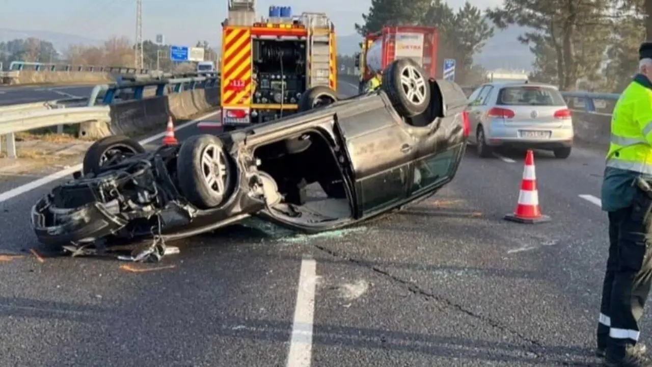Muere un hombre tras salirse de la v&iacute;a su veh&iacute;culo y volcar en la autov&iacute;a A-55, accidente de tr&aacute;fico, choque, colisi&oacute;n, salida de v&iacute;a,&nbsp;
