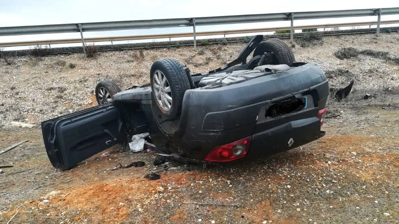 Una joven herida al quedar atrapada tras el vuelco de su coche en Pozorrubielos (Cuenca), salida de v&iacute;a, accidente de tr&aacute;fico, coche volcado,&nbsp;