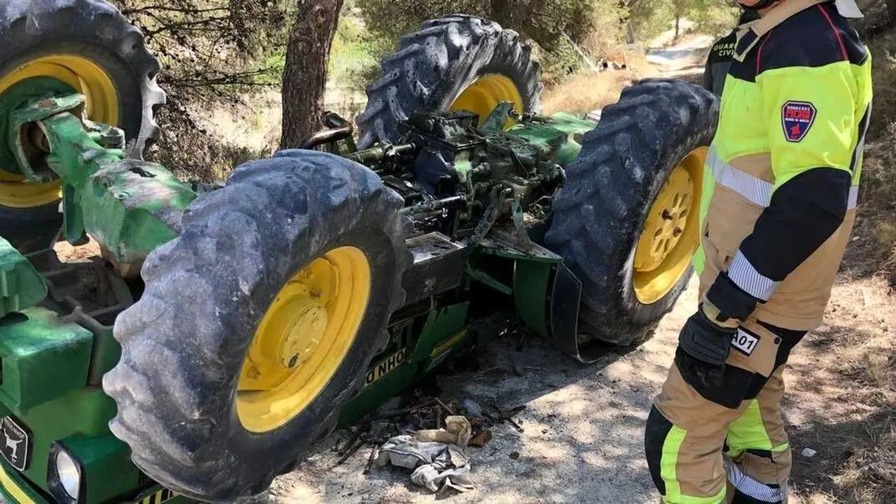 Muere un hombre al volcar el tractor que manejaba en una finca y quedar atrapado