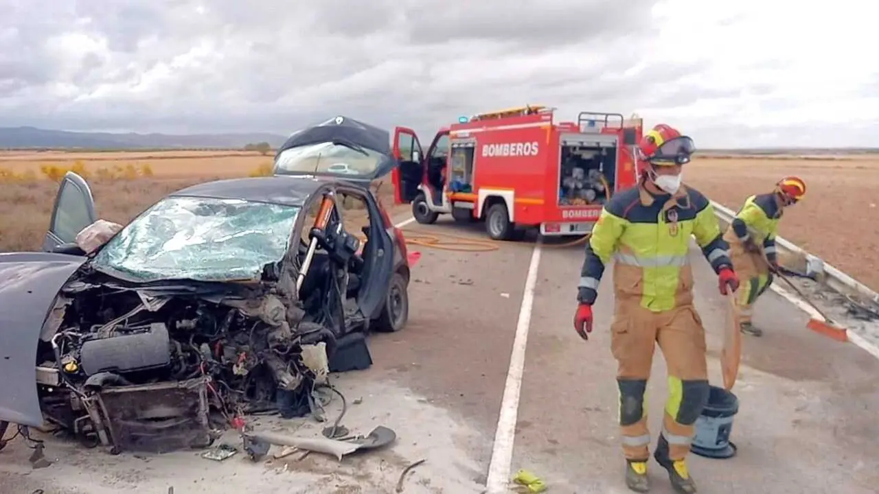 Un muerto y varios heridos en una colisi&oacute;n m&uacute;ltiple con tres coches implicados, accidente de tr&aacute;fico, choque, salida de v&iacute;a,&nbsp;