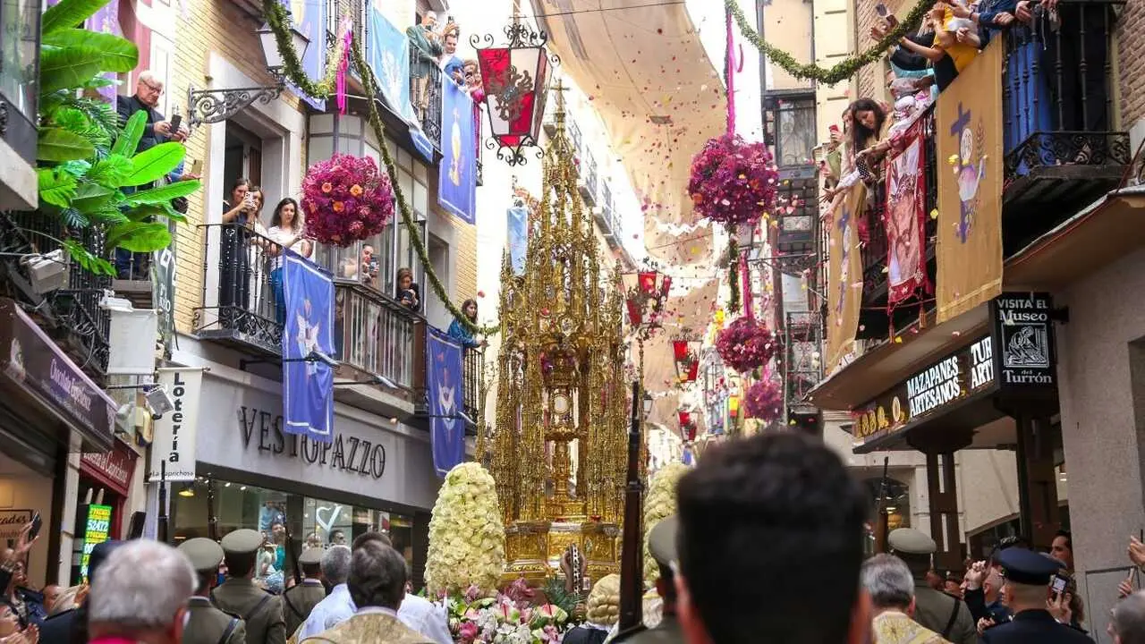 Toledo vive un Corpus Christi menos multitudinario debido a la lluvia, que "respeta" la procesi&oacute;n