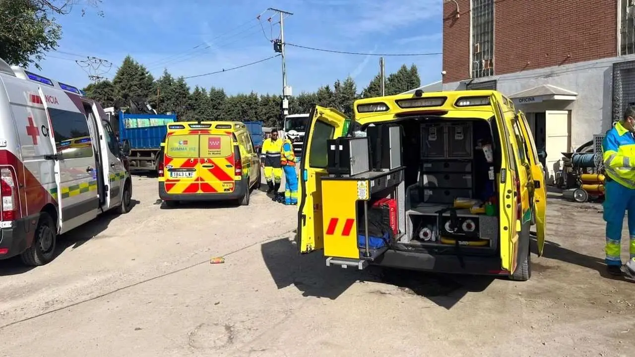 Muere un trabajador de 57 a&ntilde;os atropellado por un cami&oacute;n en una nave industrial, ambulancia, cad&aacute;ver, atropello, accidente, rescate, reyerta,&nbsp;