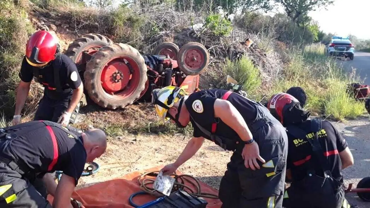 Muere un hombre al volcar su tractor en una zona rural y quedar atrapado debajo