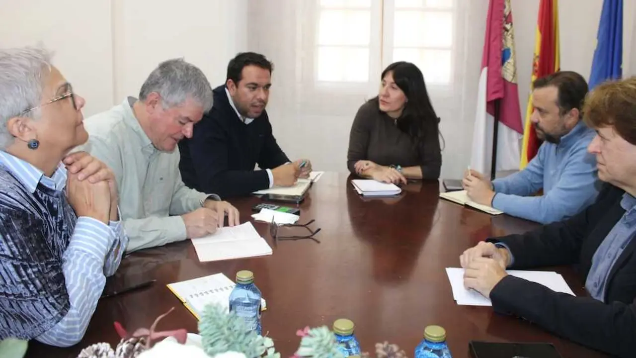 La delegada de la Junta, Blanca Fern&aacute;ndez, el director de lnfraestructuras del Agua de Castilla-La Manca, Rub&eacute;n Sobrino, y el delegado provincial de Desarrollo Sostenible, Agust&iacute;n Espinosa, durante el encuentro con la Plataforma Forzados