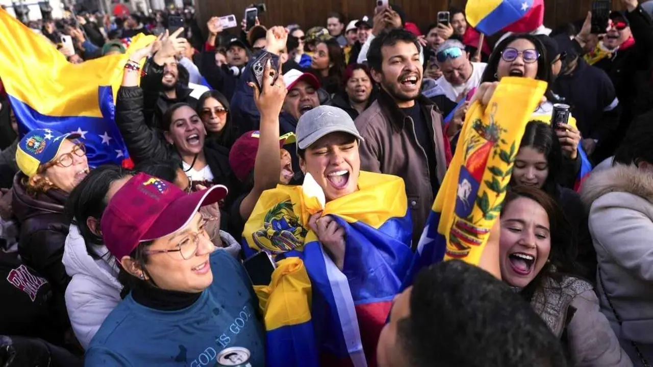 Venezolanos concentrados en Espa&ntilde;a celebrando la detenci&oacute;n de Nicol&aacute;s Maduro